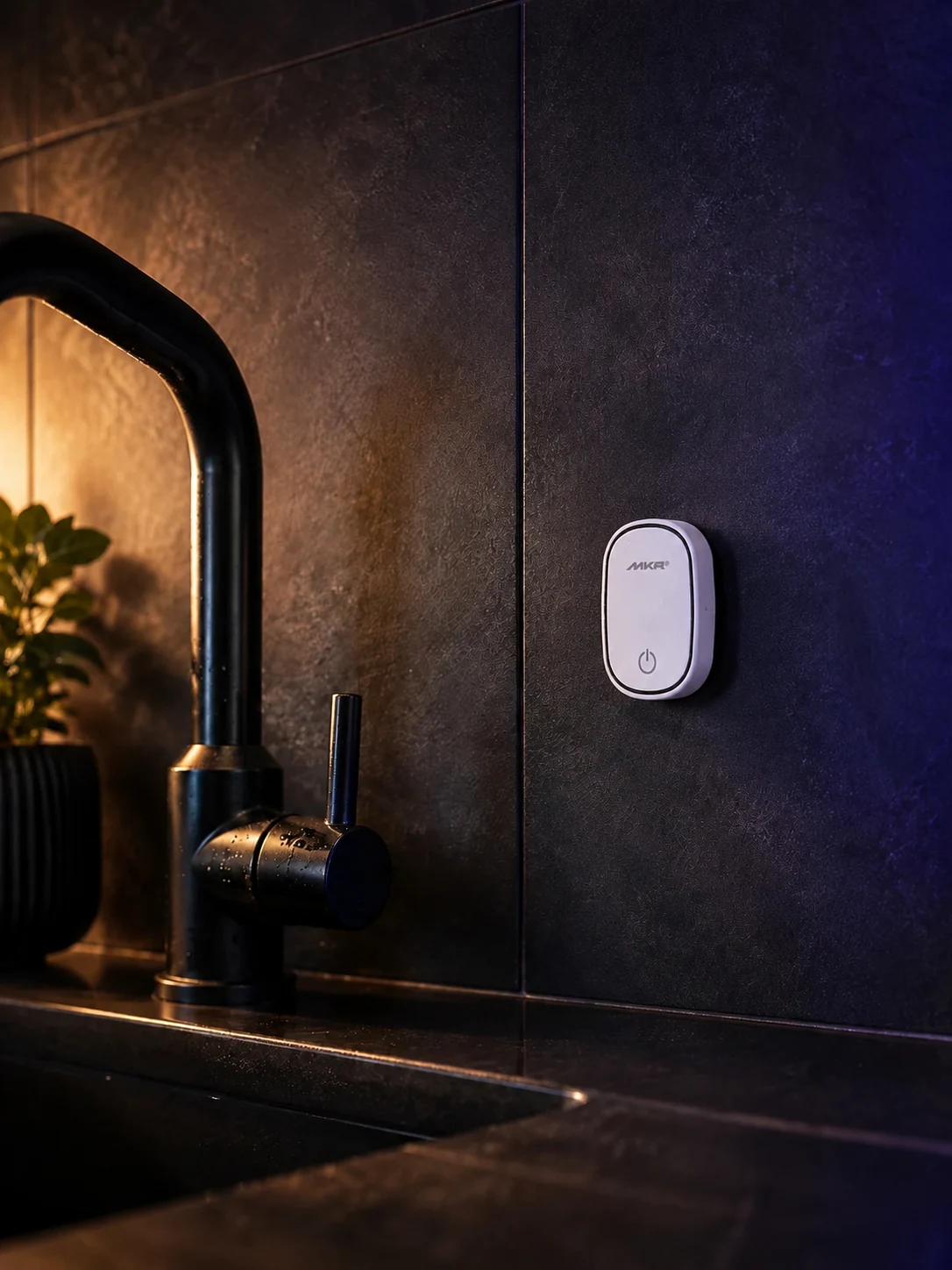 Беспроводная кнопка MKR HydroTap на стене кухни
