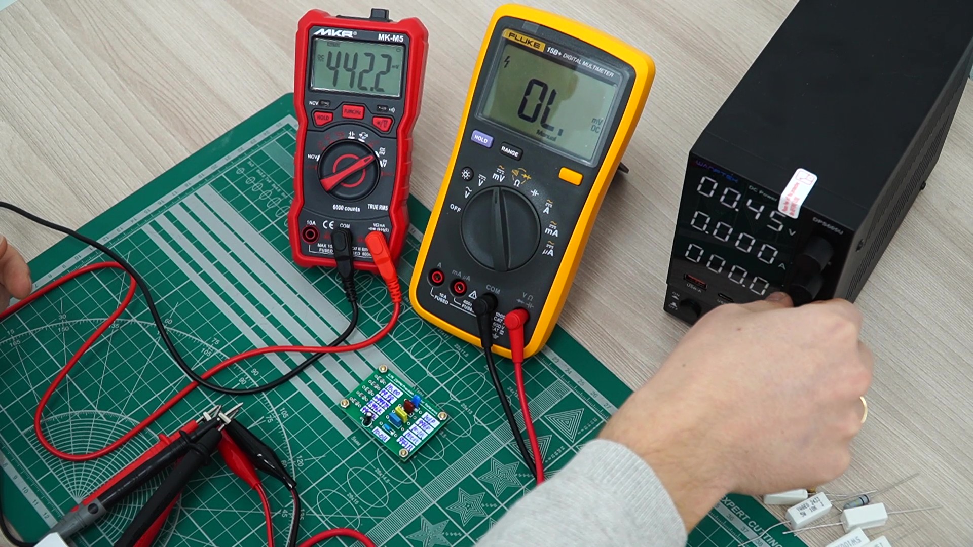 Проверили возможности MKR MK-M5 рядом с Fluke: спокойный практический тест